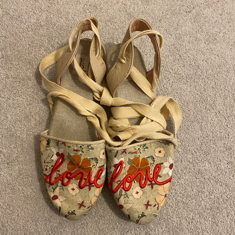Lace up flats. Very comfortable and good for walking